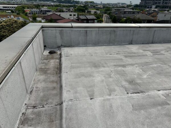 川崎市にて雨漏り修理・防水工事〈屋上のウレタン防水工事〉の施工前写真